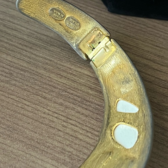 Rare vintage Kenneth Jay Lane hinged bib collar necklace gold tone white enamel - Picture 3 of 10